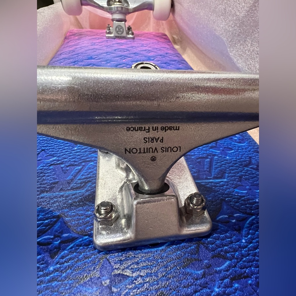 Louis Vuitton monogram skateboard - Picture 4 of 6